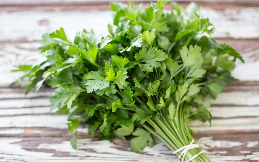 Flat-Leaf Parsley and Curly Parsley: What’s The Difference?